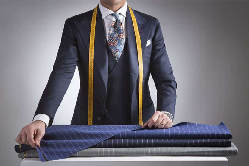 sarto di sartoria milano che con passione cerca di realizzare un abito su misura perfetto per il cliente
