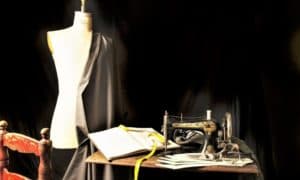 macchina da cucire e manichino pronto per essere ricoperto da stoffe pregiate preparate con cura dai sarti di sartoria Milano