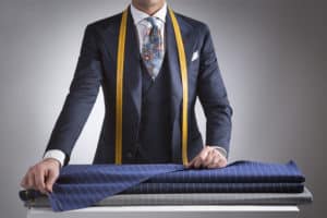 sarto di sartoria milano che con passione cerca di realizzare un abito su misura perfetto per il cliente