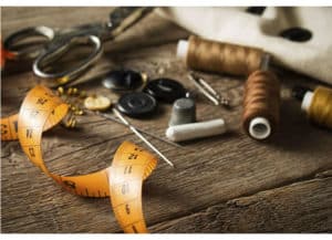 Forbici, fili, metro e accessori per una sartoria professionale