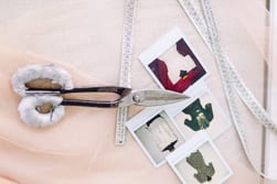forbìci da sarta con foto di modelli da campione da realizzare nel nostro atelier